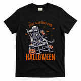 Funny Skeleton Christmas Design Just Waiting For Halloween T-Shirt - Black